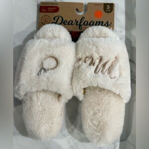 Dearfoams Cream Fuzzy Slippers